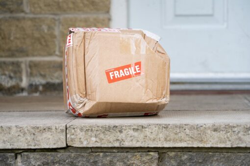 Vol de colis devant la porte : comment protéger vos livraisons à l&rsquo;approche de Noël