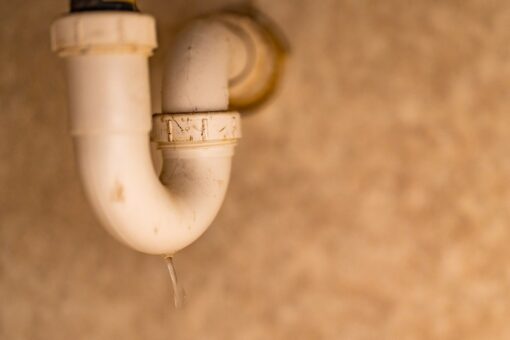 Détecteur de fuite d&rsquo;eau connecté : comment il fonctionne, où le placer et comment le relier à votre alarme