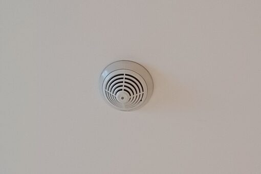 Détecteur de fumée : obligation, choix du modèle et bon emplacement dans la maison