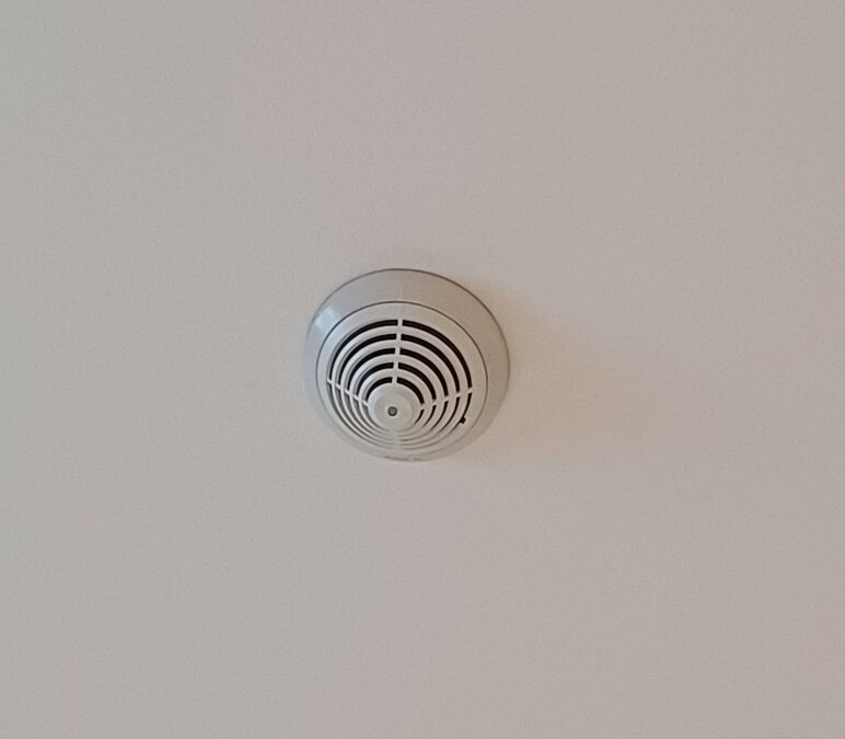 Détecteur de fumée : obligation, choix du modèle et bon emplacement dans la maison